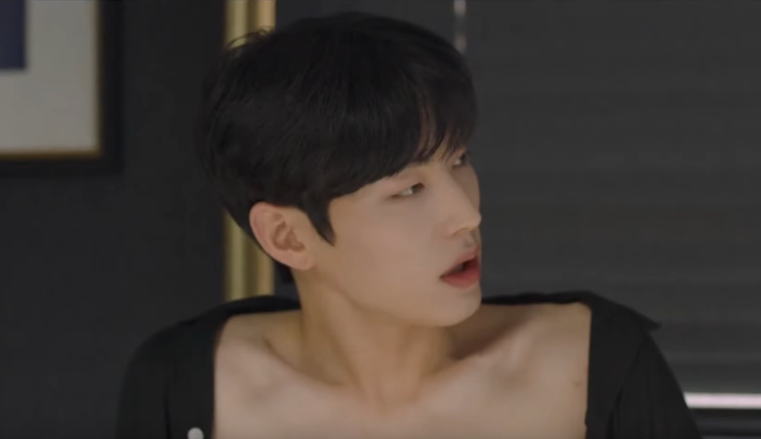 Différences entre le drama "The director who buys me dinner" et son