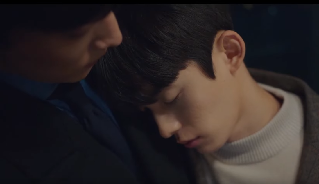 Différences entre le drama "The director who buys me dinner" et son